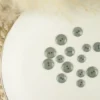 Bouton brillant polyester gris