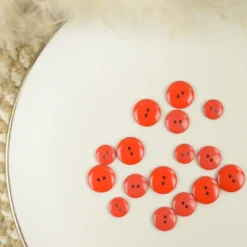 Bouton brillant polyester rouge