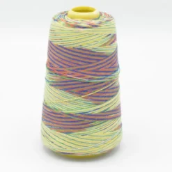 Cône de fil à coudre 100% polyester Multicouleur vert, bleu et jaune - 3000 yards