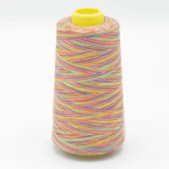 Cône de fil à coudre 100% polyester Multicouleur vert, bleu et rose- 3000 yards