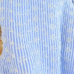 Coton brodé rayures bleu & blanc – effet lin