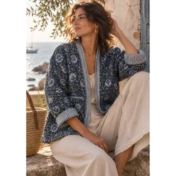 Coton matelassée Kavy motif fleurs Indienne fond bleu