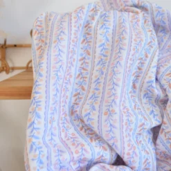 Double gaze Bio motif fleurs et rayures Parme, rose et bleu
