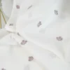 Double gaze brodée Armande motif fleurs vieux rose fond blanc