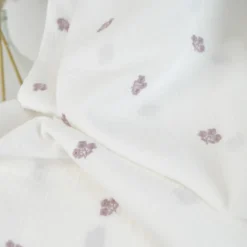 Double gaze brodée Armande motif fleurs vieux rose fond blanc