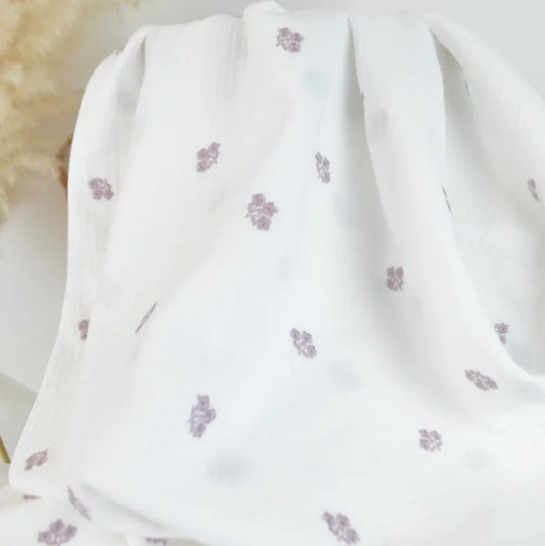 Double gaze brodée Armande motif fleurs vieux rose fond blanc