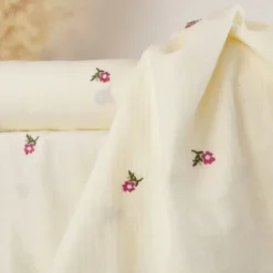 Double gaze brodée Cécile petites fleurs fond blanc cassé - OEKO TEX