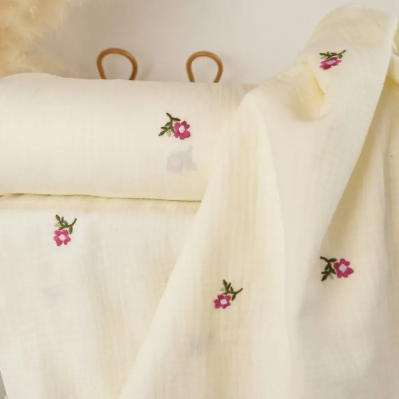Double gaze brodée Cécile petites fleurs fond blanc cassé - OEKO TEX