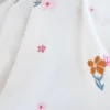 Double gaze brodée Eugénie motif fleurs camel fond blanc