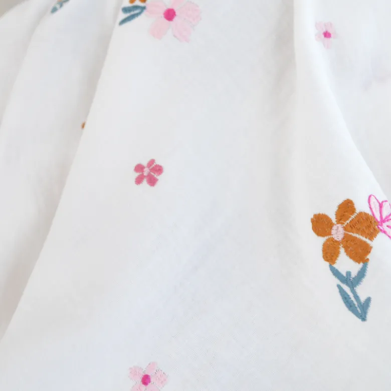 Double gaze brodée Eugénie motif fleurs camel fond blanc