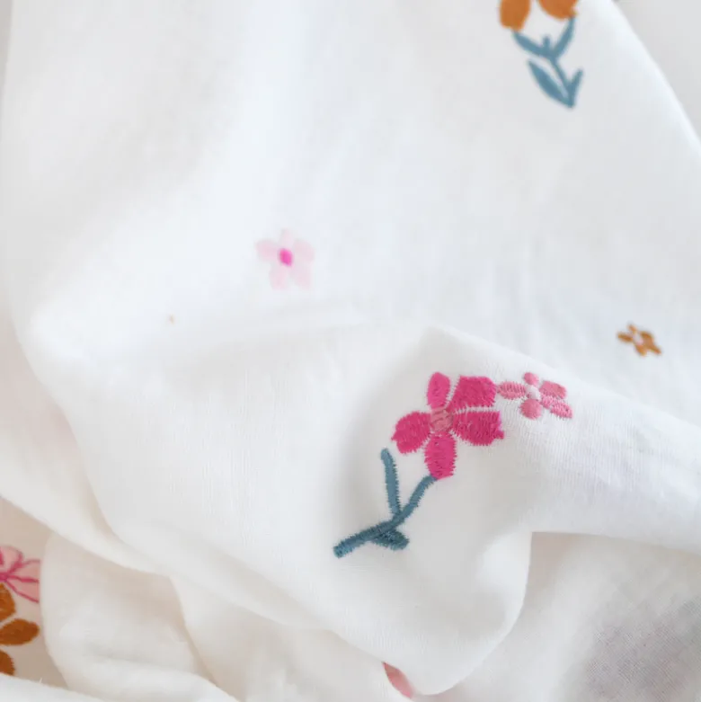 Double gaze brodée Eugénie motif fleurs camel fond blanc