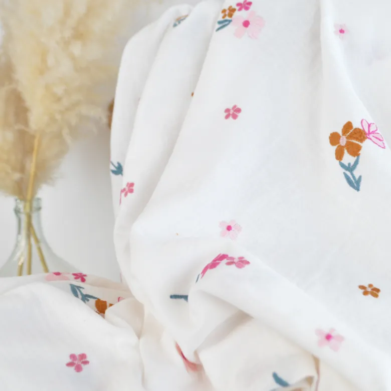 Double gaze brodée Eugénie motif fleurs camel fond blanc