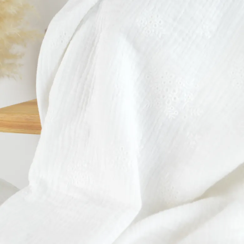 Double gaze brodée Evana motif fleurs fond blanc naturel - OEKO TEX