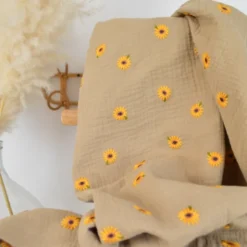 Double gaze brodée motif marguerites fond beige - OEKO TEX