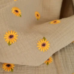 Double gaze brodée motif marguerites fond beige - OEKO TEX