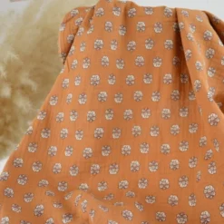 Double gaze de coton Bio & OEKO TEX Augustine motifs fleurs fond caramel