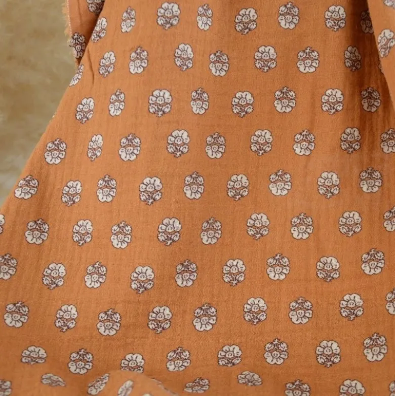 Double gaze de coton Bio & OEKO TEX Augustine motifs fleurs fond caramel