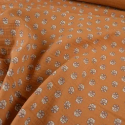 Double gaze de coton Bio & OEKO TEX Augustine motifs fleurs fond caramel