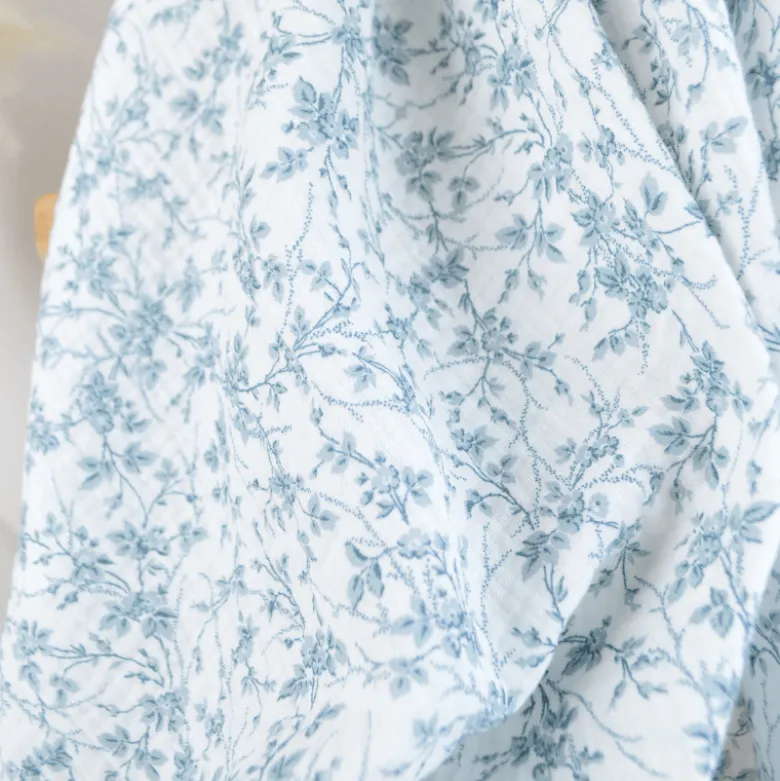 Double gaze de coton Bio & OEKO TEX Jeannine motifs fleurs bleues Bridgerton
