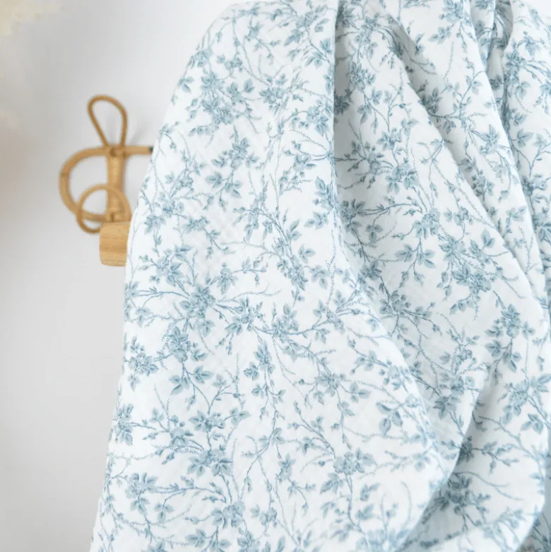 Double gaze de coton Bio & OEKO TEX Jeannine motifs fleurs bleues Bridgerton