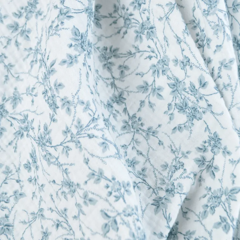 Double gaze de coton Bio & OEKO TEX Jeannine motifs fleurs bleues Bridgerton