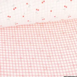 Double gaze de coton Bio réversible motif cerises rouges et carreaux fond blanc