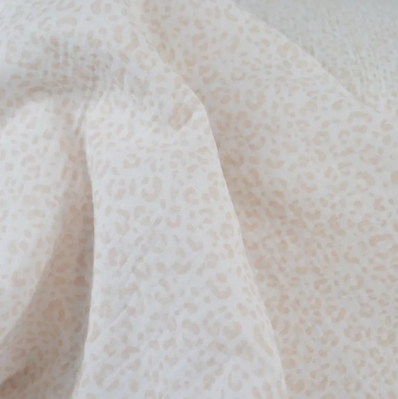 Double gaze Graou imprimé léopard Nude fond blanc cassé