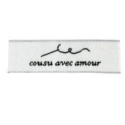 Etiquette tissée pré-pliée à coudre message "Cousu avec amour" 14x48mm