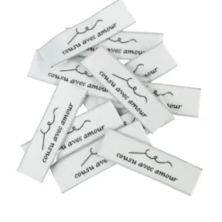 Etiquette tissée pré-pliée à coudre message "Cousu avec amour" 14x48mm