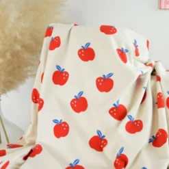 Jersey de coton biologique motif pommes fond naturel – Poppy Fabrics - OEKO TEX