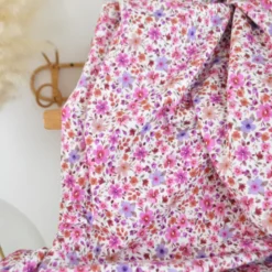 Jersey fleurs fuchsia et parme fond blanc cassé – Poppy Fabrics - OEKO TEX