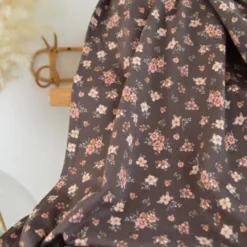 Jersey fleurs Léa beiges et vieux rose fond marron – Poppy Fabrics - OEKO TEX