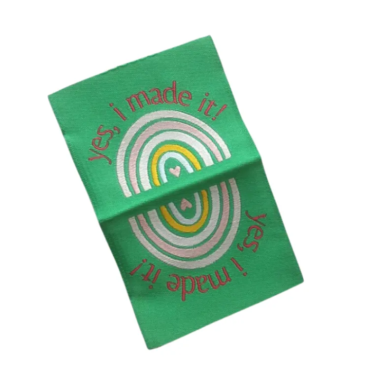 Lot de 5 étiquettes tissées - "Yes, I made it" fond vert - arc en ciel rose