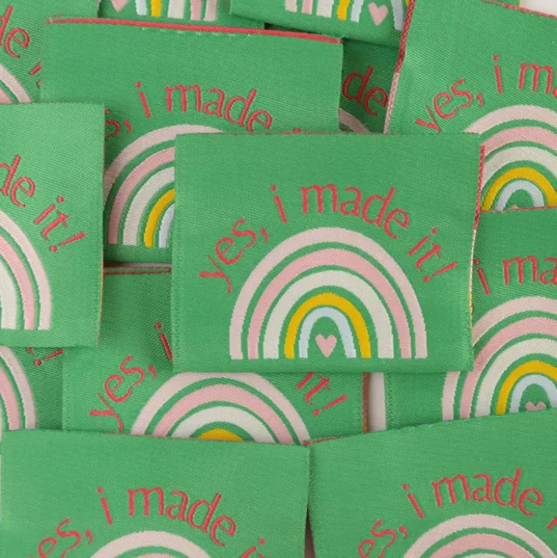 Lot de 5 étiquettes tissées - "Yes, I made it" fond vert - arc en ciel rose