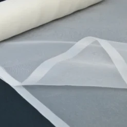 Organzaivoire 100% polyester 300cm .