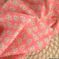 Popeline Bio & OEKO TEX motifs fleurs block print fond rose
