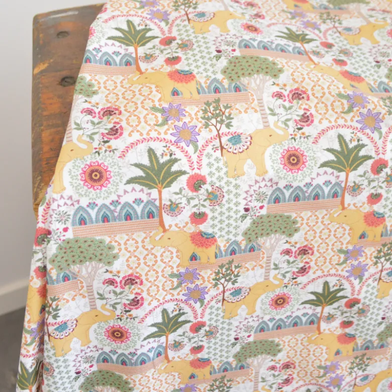 Popeline de coton Goa motif éléphants et fleurs fond blanc