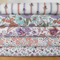 Popeline de coton Isaé – Fleurs botaniques parme & violet - OEKO TEX