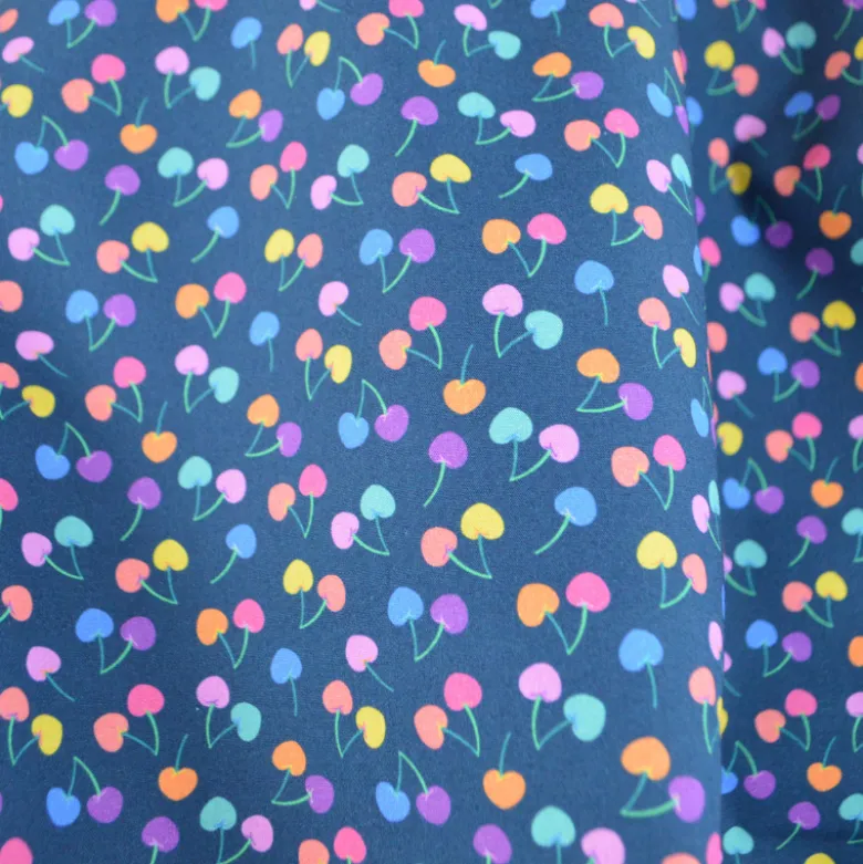 Popeline de coton motif cerises fond bleu marine