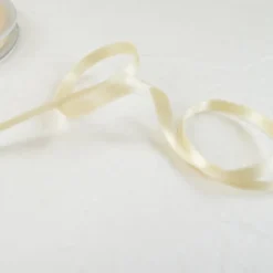 Ruban satin blanc cassé beige clair - 6 mm