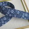 Sangle motifs fleurs fond bleu - 28mm