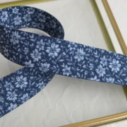 Sangle motifs fleurs fond bleu - 28mm