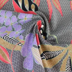 Satin de coton stretch – Motif floral tropical noir, rouge et violet