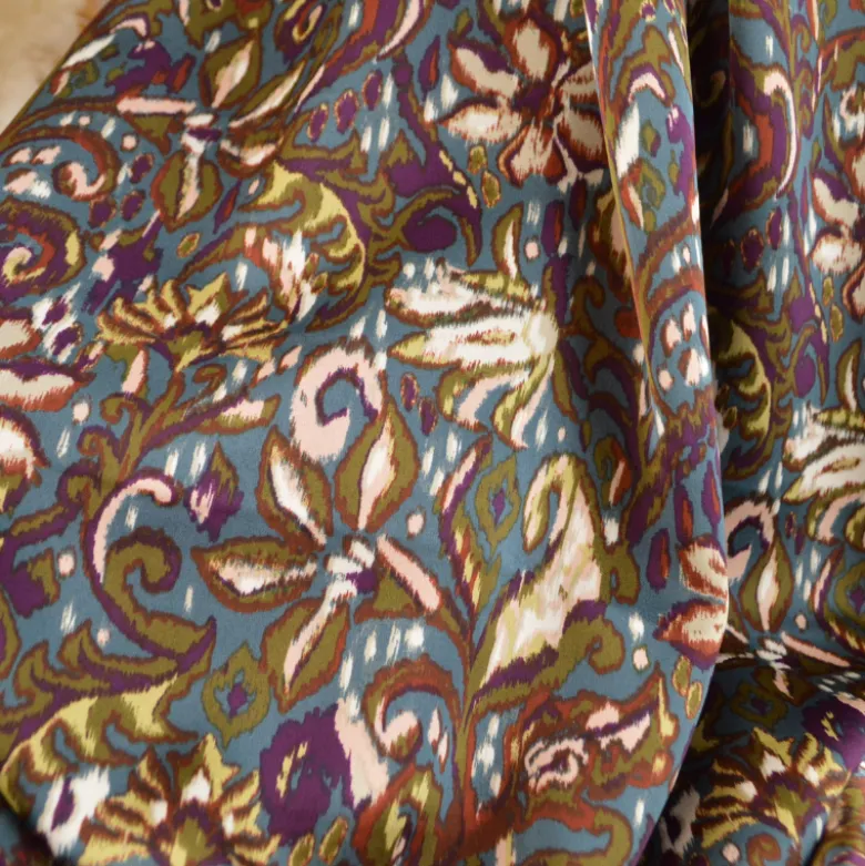 Satin Duchesse Imprimé – Motif Paisley & Fleurs sur Fond Bleu
