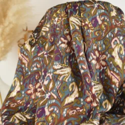 Satin Duchesse Imprimé – Motif Paisley & Fleurs sur Fond Bleu