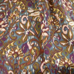Satin Duchesse Imprimé – Motif Paisley & Fleurs sur Fond Bleu