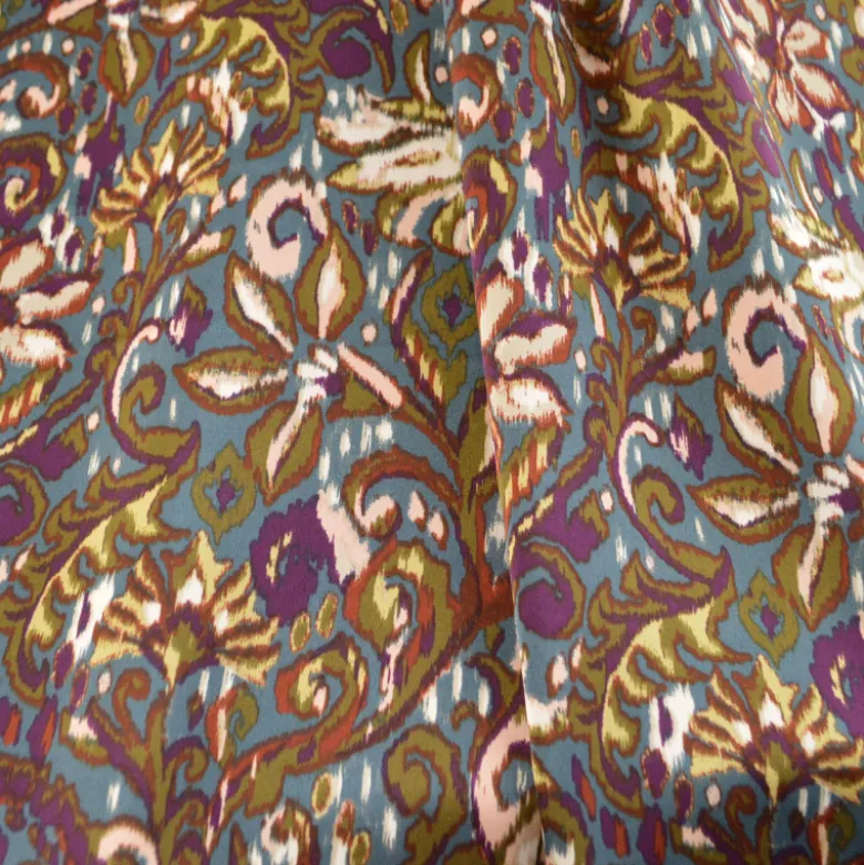 Satin Duchesse Imprimé – Motif Paisley & Fleurs sur Fond Bleu