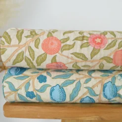 Seersucker motif Fleurs et fruits bleus fond écru