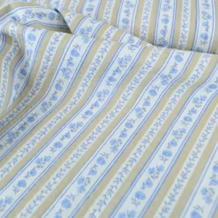 Seersucker motif fleurs et rayures beige et bleu