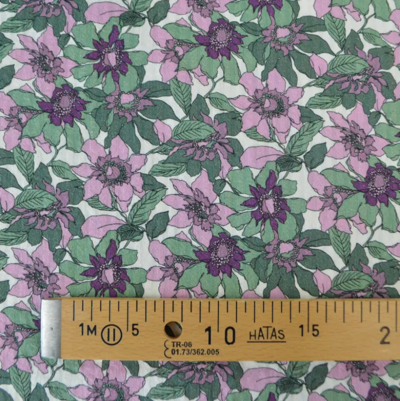 Seersucker motif Fleurs prune et vertes fond écru
